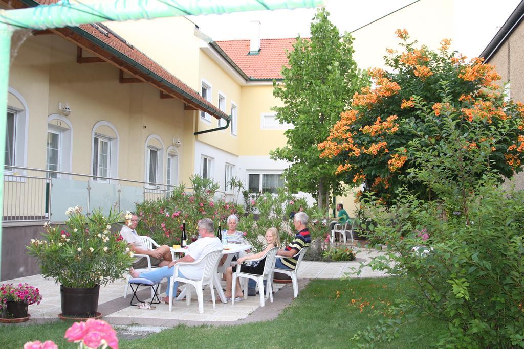 Pension & Weingut Storchenblick Illmitz Eksteriør bilde